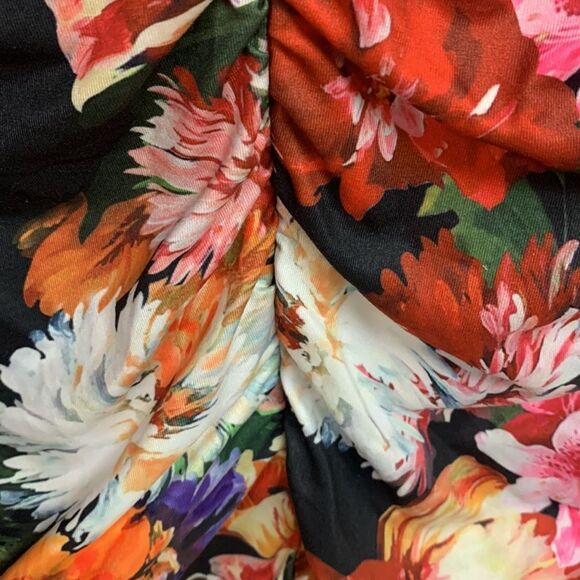 NWT! Beautiful Floral Dress - Picture 9 of 9